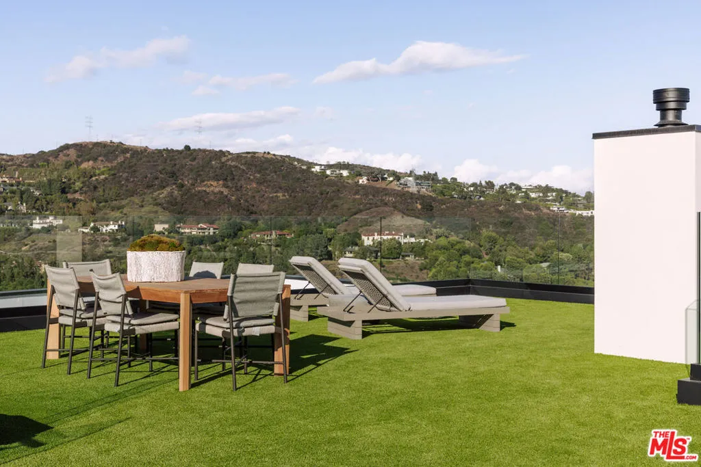 Los Angeles, California 90049, United States, 5 Bedrooms Bedrooms, ,6 BathroomsBathrooms,Residential,Active,224546