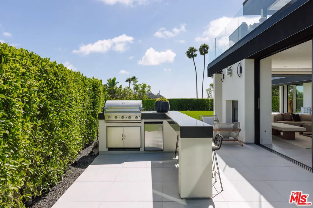 Los Angeles, California 90049, United States, 5 Bedrooms Bedrooms, ,6 BathroomsBathrooms,Residential,Active,224546