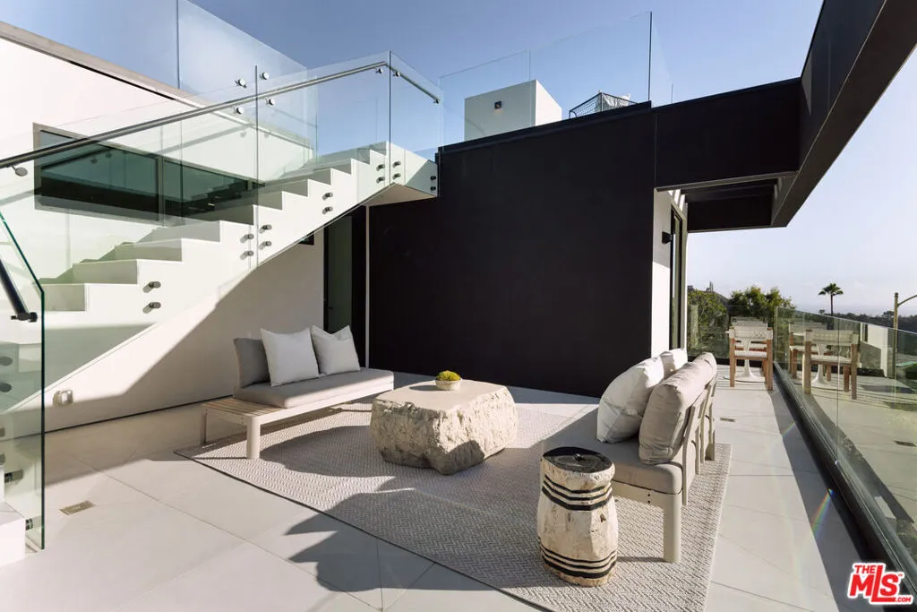 Los Angeles, California 90049, United States, 5 Bedrooms Bedrooms, ,6 BathroomsBathrooms,Residential,Active,224546