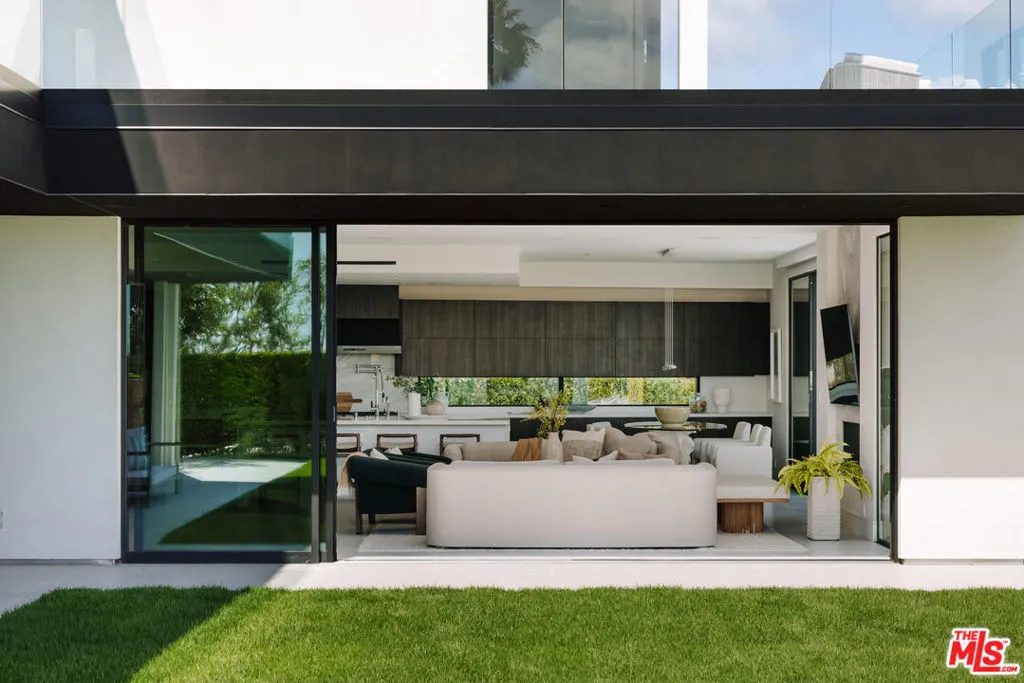 Los Angeles, California 90049, United States, 5 Bedrooms Bedrooms, ,6 BathroomsBathrooms,Residential,Active,224546