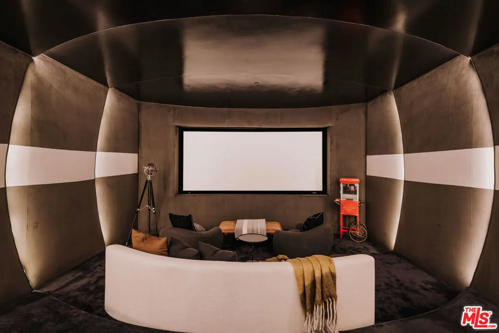 Los Angeles, California 90049, United States, 5 Bedrooms Bedrooms, ,6 BathroomsBathrooms,Residential,Active,224546