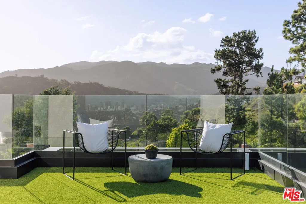 Los Angeles, California 90049, United States, 5 Bedrooms Bedrooms, ,6 BathroomsBathrooms,Residential,Active,224546