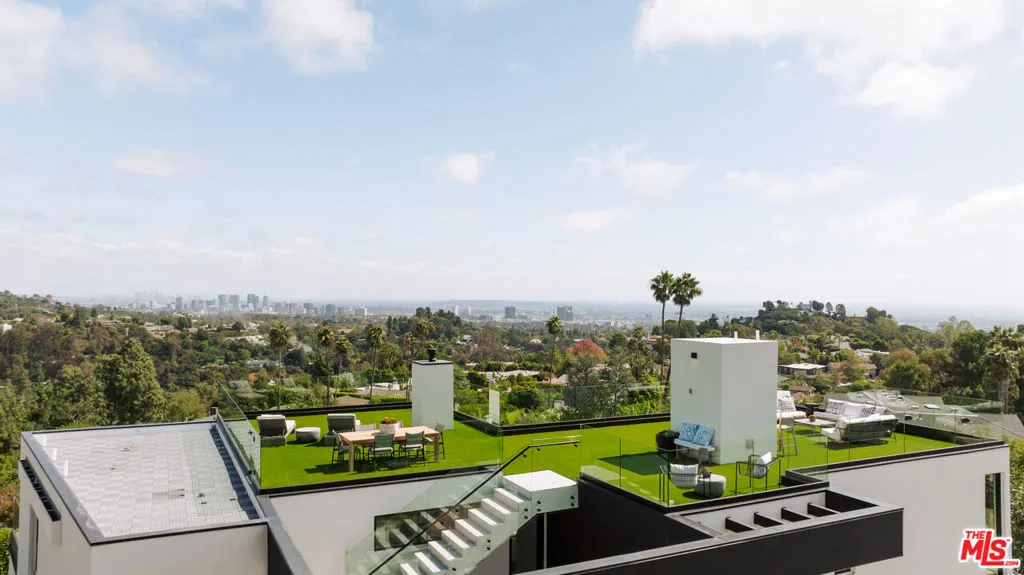 Los Angeles, California 90049, United States, 5 Bedrooms Bedrooms, ,6 BathroomsBathrooms,Residential,Active,224546