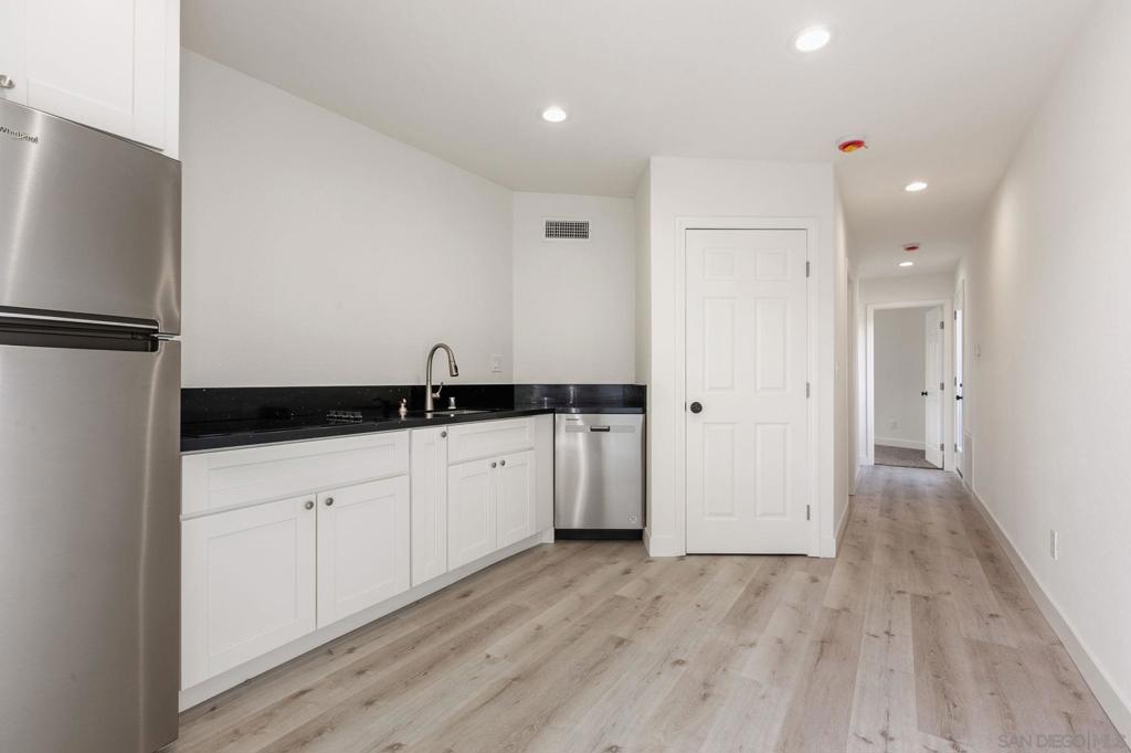 Brand New 2-Bedroom, 1-Bathroom Apartment for Rent Welcome to your new home! This modern, newly-built 2-bedroom, 1-bathroom apartment offers the perfect combination of comfort, privacy, and convenience. Enjoy stunning views from your windows and the added benefit of privacy in a peaceful neighborhood. Features include: Spacious 2 bedrooms with ample closet space Bright and airy living room with picturesque views Fully equipped kitchen with contemporary finishes Central air conditioning for year-round comfort In-unit washer and dryer for added convenience Secure, private entry to ensure peace and quiet Located in a desirable area with easy access to local amenities, this apartment is perfect for anyone looking for a fresh, comfortable space to call home. Don’t miss out—schedule a tour today!