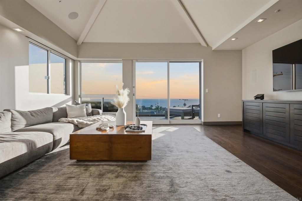 Photo of 2372 Oxford Ave Ave, Cardiff By The Sea, CA 92007 (MLS # 260009652SD)