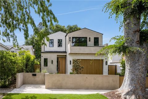 Photo of 4245 Bellaire Avenue, Studio City, CA 91604 (MLS # SR26084334)