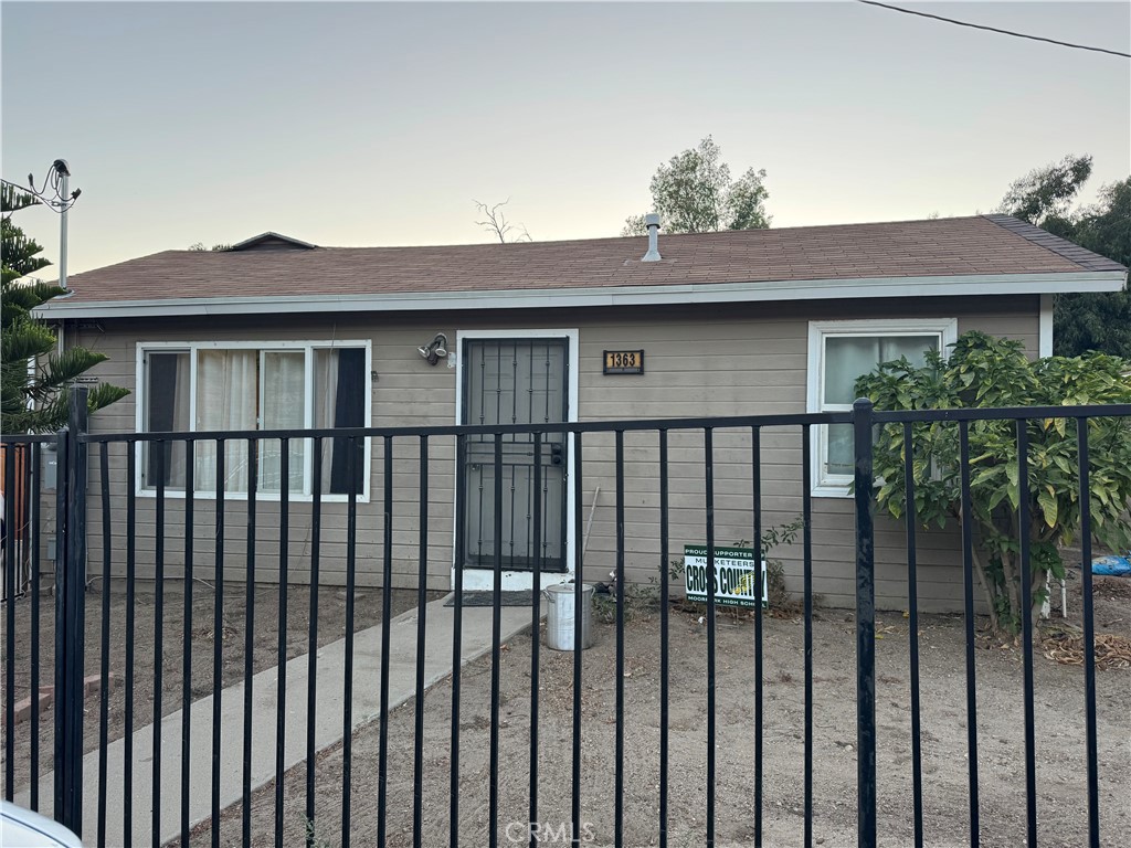 Welcome to an exceptional opportunity in the heart of Moorpark, Ventura County! This charming 2-bedroom, 1-bath single-family residence offers 838 sq ft of comfortable living space, perfectly nestled on a generous 11,718 sq ft lot. With endless potential, this property is a rare find—ideal for homeowners, developers, or investors looking to expand or build new.The expansive lot provides ample space to add an ADU or even a second home (buyer to verify), making this an outstanding investment in one of Moorpark’s most desirable areas. Surrounded by beautifully maintained, multi-million dollar estates and conveniently located near Simi Valley, Thousand Oaks, and the San Fernando Valley, the property combines peaceful residential living with easy access to shopping, dining, schools, and major freeways.The home features an upgraded electrical panel for enhanced functionality and future expansion. Whether you're looking to create your dream home with room to grow, or develop a new project in a prime location, this property offers the perfect canvas.
Don’t miss your chance to own in one of Ventura County’s most sought-after communities. Schedule your private showing today and unlock the true potential of this unique property!