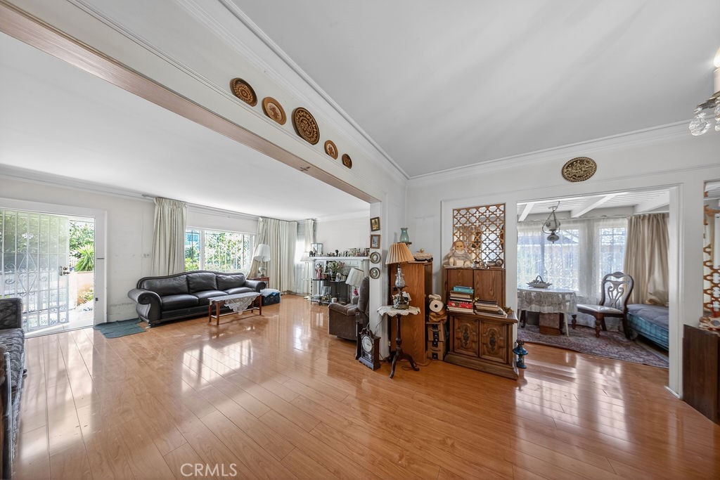 1307 N Kenmore Avenue