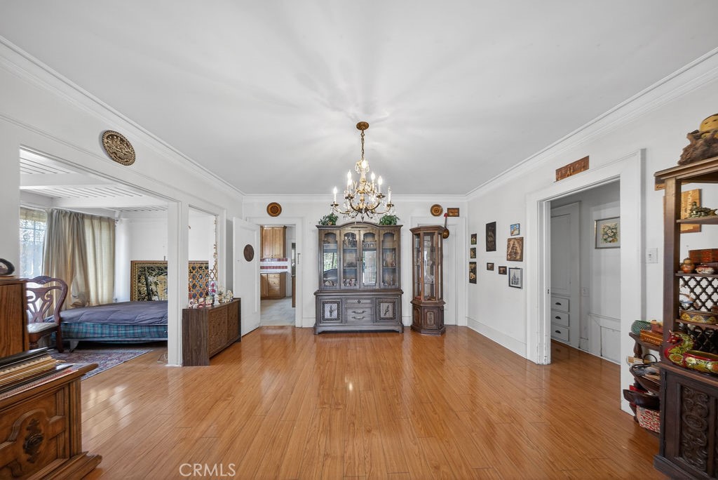 1307 N Kenmore Avenue
