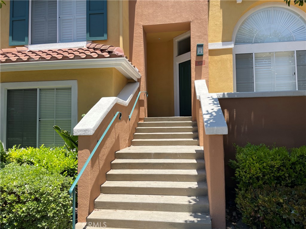 This beautiful townhouse is located in the Westpark community. Newly renovated with new appliances, spanning 1,350 sq ft and offers a spacious layout with high ceilings. The condominium includes 3 bedrooms 2 full baths and 1/2 bath. The main floor features a living room with a fireplace and a balcony off the dining area. The 1/2 bathroom is also located on this level. Upstairs, you’ll find the bedrooms, which have been newly renovated and carpeted. The master bedroom has a walk-in closet, an en-suite bathroom with his and her sinks, and renovated marble countertops. The Westpark community features amenities such as a swimming pool and a tennis court.