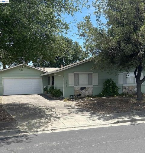 Photo of 1503 Bluebell Ct CT, Livermore, CA 94551 (MLS # 41139509)
