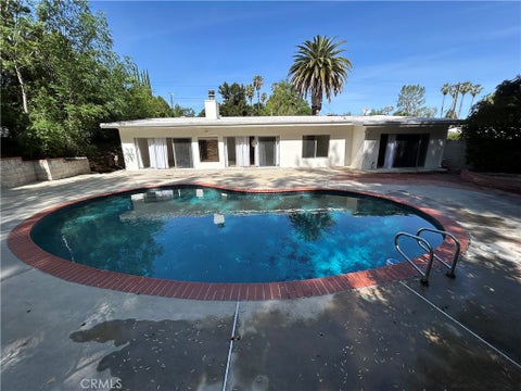 Photo of 24010 Hatteras St, Woodland Hills, CA 91367 (MLS # SR26133759)