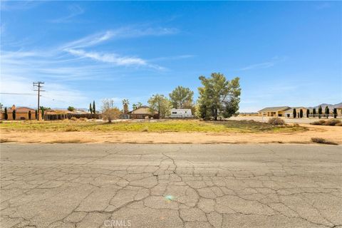 Photo of 16693 Navajo Rd, Apple Valley, CA 92307 (MLS # HD25268937)
