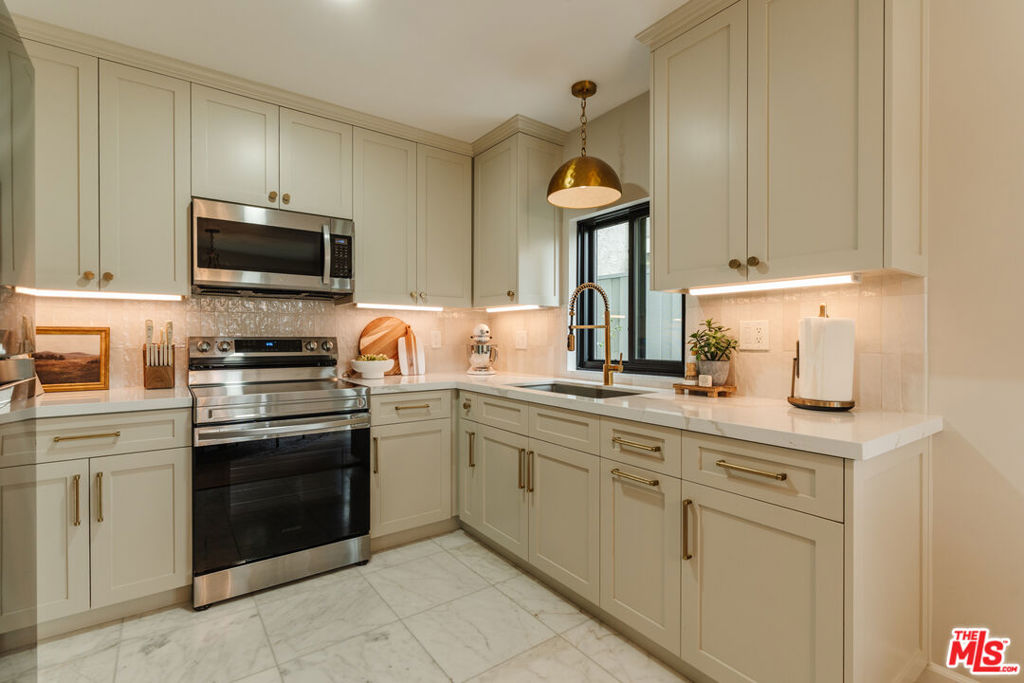 2345 Roscomare Road 204