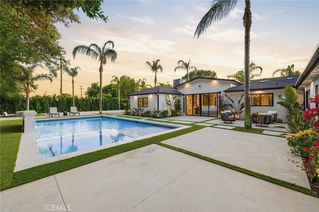 8400 White Oak