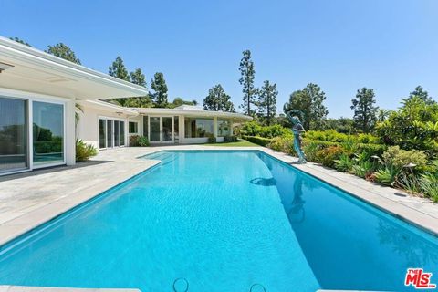 Photo of 1725 Loma Vista Drive, Beverly Hills, CA 90210 (MLS # 26765241)