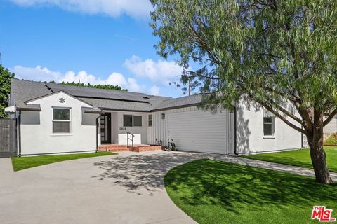 Photo of 12849 Tiara Street, Valley Village, CA 91607 (MLS # 26769017)