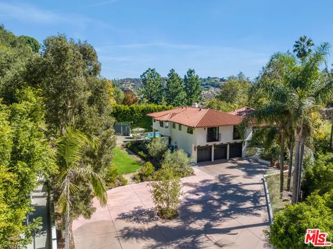 Photo of 7651 Willow Glen Road, Los Angeles, CA 90046 (MLS # 26662701)