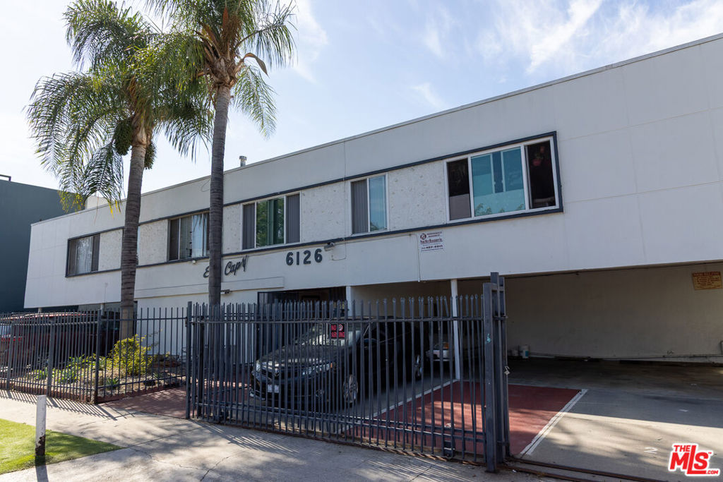 Welcome to this charming studio, nestled in a secure building in the vibrant heart of Hollywood, mere minutes away from the iconic Walk of Fame. Boasting a comfortable living area and tastefully updated kitchen, offering ample space for customization. New flooring throughout, and a spacious bathroom featuring a tub and shower combination. Enjoy the convenience of closets and built-in shelves for optimal storage, while the presence of on-site laundry ensures utmost convenience. Don't miss the opportunity to make this cozy studio your own sanctuary in the bustling entertainment capital of Los Angeles.