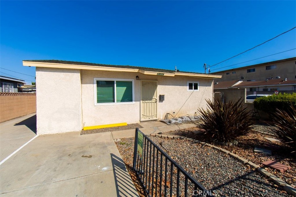 Welcome to your next home in the vibrant East Hawthorne neighborhood! This location offers the perfect balance of convenience and lifestyle—close to minutes from grocery stores, local shopping, and popular malls.With LAX just a short drive away, travel becomes effortless, and the easy freeway access makes commuting to work or exploring the best of Los Angeles a breeze. Inside, you’ll enjoy modern comforts with a washer and dryer in-unit plus a refrigerator included, making this home move-in ready at a very reasonable price. Don’t miss this opportunity to lease in one of Hawthorne's fastest growing communities.