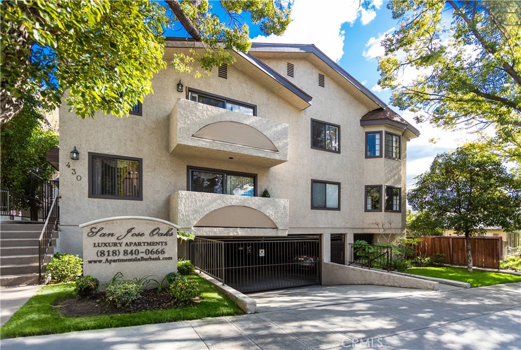 Welcome to San Jose Oaks – A Hidden Gem in Burbank’s Most Desirable Neighborhood! Nestled just west of the stunning Burbank Hills and within walking distance to the vibrant downtown scene, this luxury 12-unit community offers the perfect blend of comfort, style, and convenience. Step Inside Unit F:This spacious 2-bed, 2-bath second-floor unit is designed for modern living with beautiful laminate flooring throughout, central heating and air, and elegant mirrored closet doors. The open-concept layout flows effortlessly, creating a warm and inviting atmosphere.
Gourmet Kitchen Features:
Sleek stainless-steel appliances
Dishwasher, stove/oven & disposal included
Abundant kitchen cabinet storage
Stylish granite countertops for a sophisticated touch
Comfort Meets Functionality:
Walk-in closets in both bedrooms
Expansive living area perfect for entertaining
Two assigned parking spaces in subterranean garage
Beautiful fireplace
With its prime location, stunning interiors, and unbeatable amenities, this unit won’t last long! Schedule a tour today and make San Jose Oaks your new home.