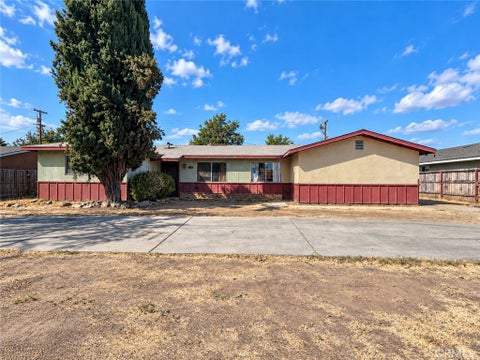 Photo of 180 E Warner Avenue, Fresno, CA 93710 (MLS # FR26194941)