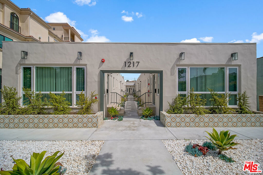 Come and see this quaint and charming bungalow style unit located in the heart of Santa Monica. WE WILL WELCOME YOU WITH A REDUCED $900 SECURITY DEPOSIT AND HALF OFF OF YOUR SECOND MONTH'S RENT (Subject to approval). Experience vibrant Santa Monica lifestyle, only few blocks from the 3rd street promenade, shops, cafes, restaurants, and the beautiful beaches of Santa Monica! This fully remodeled gated community with lush landscaping is situated on a beautiful tree-lined residential street off of Wilshire Blvd. This unit features open concept floor plan with natural light, wood laminate flooring, recessed lighting, and central AC/Heat. The Kitchen has two-tone custom cabinetry with quartz countertops, new stainless steel appliances including Refrigerator, Dishwasher, Cook top, Oven and Microwave. The unit has a full bath with shower/tub combination. Laundry is available on site and the building is pet friendly. Make this stylish and beautiful unit your new home!