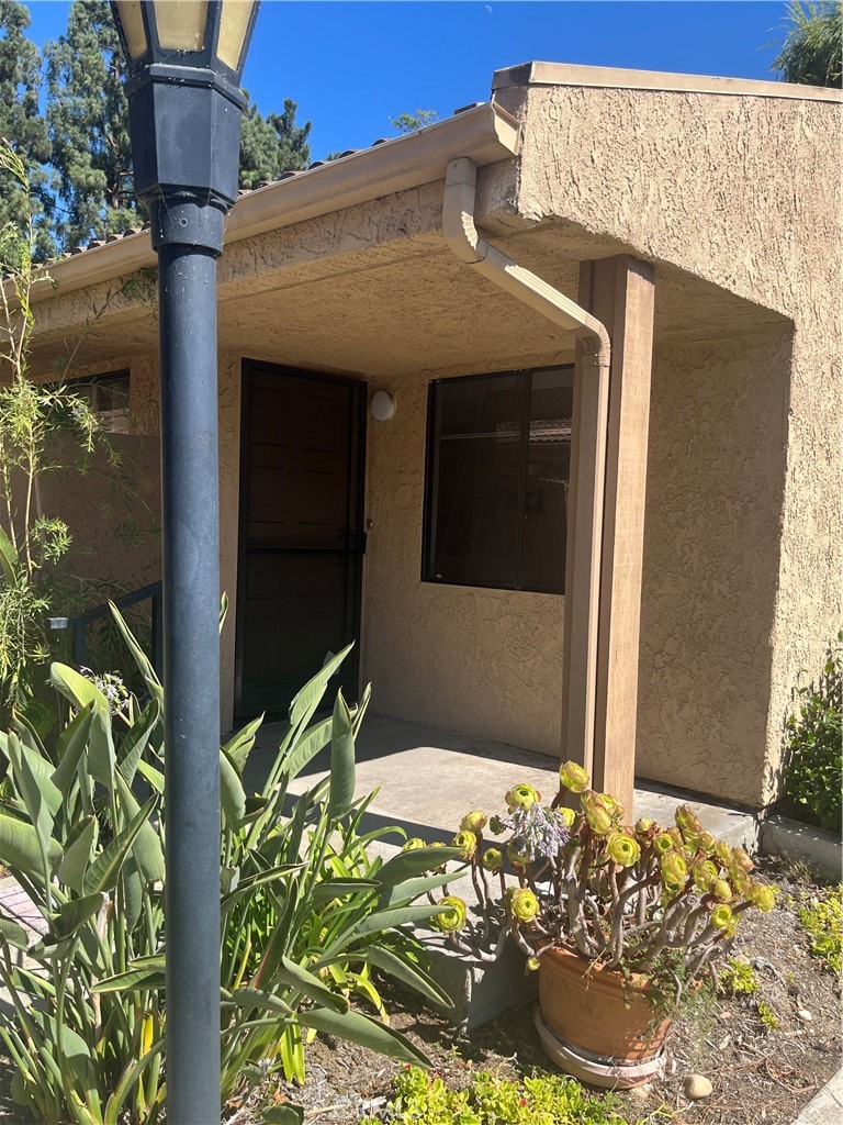 Looking for a nice Senior Community, close to all Yorba Linda amenities, this is the one. Securely located in the heart of Yorba Linda and adjacent to the new Yorba Linda Community Library and the YL Towne Center. This is a quiet gated community and enjoys the benefits of having a community club house complete with full kitchen, large gathering area and a sharing library. The cottage is a one bedroom home with an open floorpan. The home includes a refrigerator and your own personal washer and dryer. A bath which includes both tub with shower and a large walk-in closet are great assets.
You will have a nice enclosed patio area with access through your private slider door. An individual storage closet is assigned to you also! Open parking with ample space available for your two cars. These nice cottages do not come up very often. Come and see how you can make this Senior Community your new home.