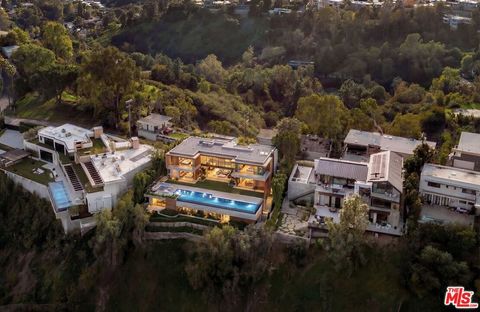 Photo of 1128 N Tigertail Road, Los Angeles, CA 90049 (MLS # 26633327)