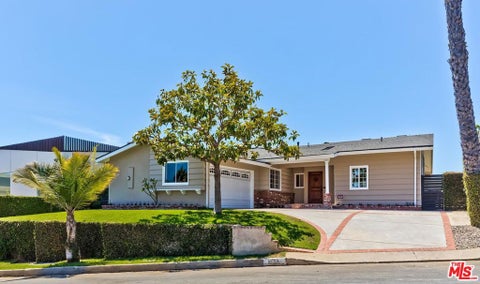 Photo of 823 Enchanted Way, Pacific Palisades, CA 90272 (MLS # 26857601)