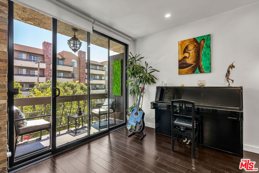 Photo of 7300 Franklin Avenue #548, Los Angeles, CA 90046 (MLS # 25572335)