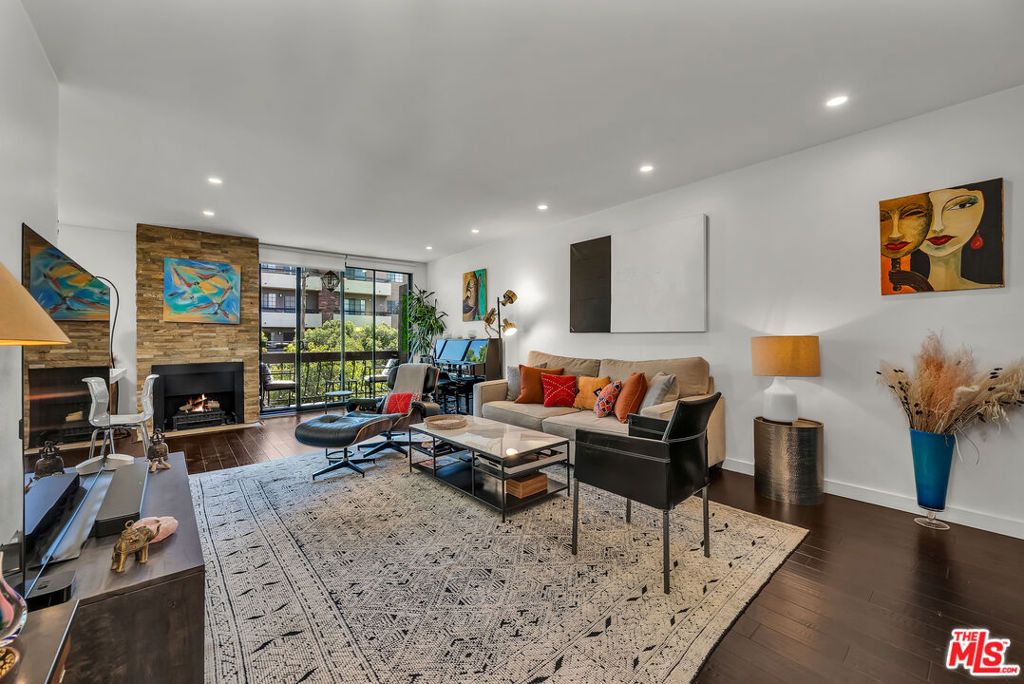Photo of 7300 Franklin Avenue #548, Los Angeles, CA 90046 (MLS # 25572335)