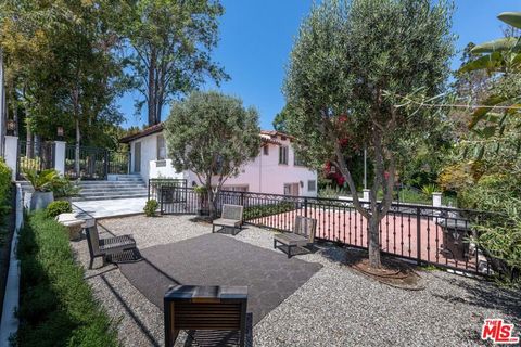 Photo of 905 Hartford Drive, Beverly Hills, CA 90210 (MLS # 25605983)