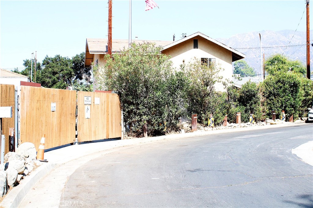 Attention investors and developers—don’t miss this spacious 4-bedroom, 3-bath home offering 1,928 sq. ft. of living space on a large, flat lot with two additional structures and dual access from Thousand Oaks Drive and McGroarty Street.
The property was previously three separate parcels, presenting exciting potential for future subdivision, redevelopment, or expansion (buyer to verify). The main residence is ready for a complete renovation, offering a blank canvas to modernize and maximize value. With ample yard space, there’s also room to add an ADU or guest unit to increase income potential or resale value.
Located in the desirable Sunland-Tujunga community, near parks, shops, and freeway access, this property offers strong comps and tremendous upside. Ideal for flippers, builders, or developers looking for their next high-return project.
Opportunities like this are rare—act fast!