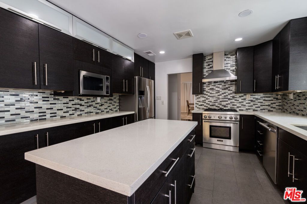 Photo of 6710 S Garth Avenue, Los Angeles, CA 90056 (MLS # 25609271)