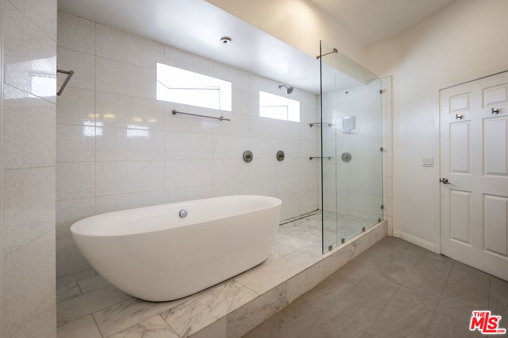 Photo of 6710 S Garth Avenue, Los Angeles, CA 90056 (MLS # 25609271)