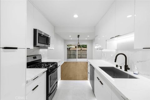 Photo of 7435 Shadyglade Avenue #5, North Hollywood, CA 91605 (MLS # SR26009358)