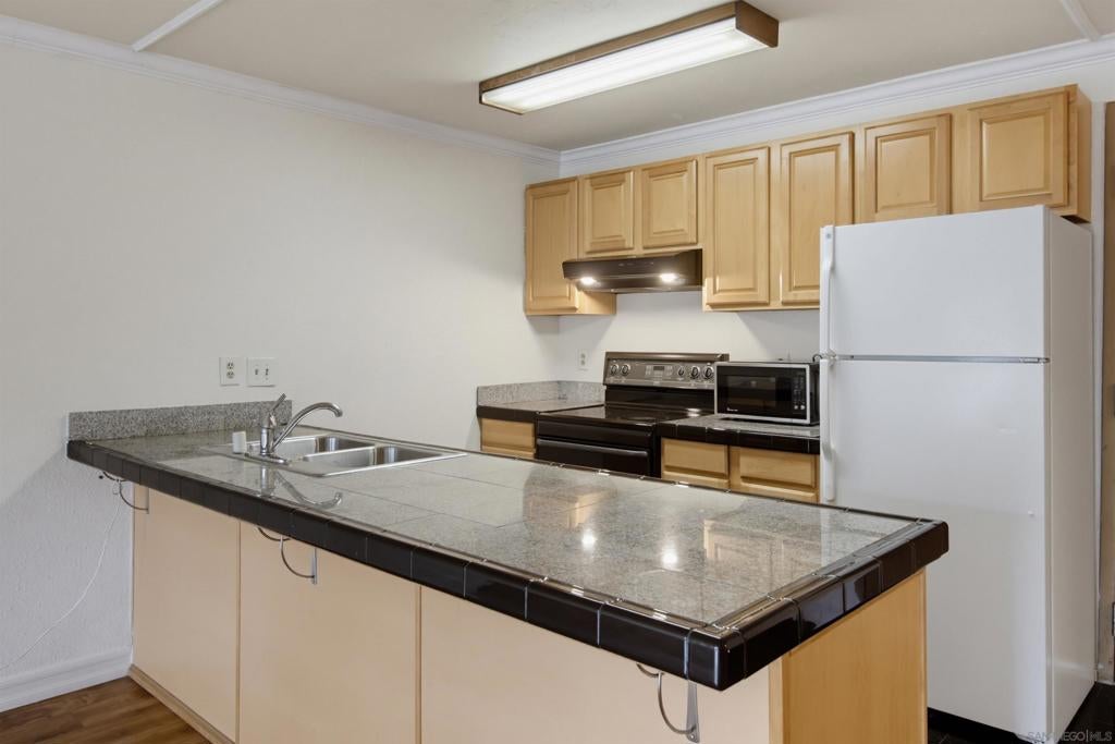 8332 Regents Rd Rd B, San Diego CA 92122