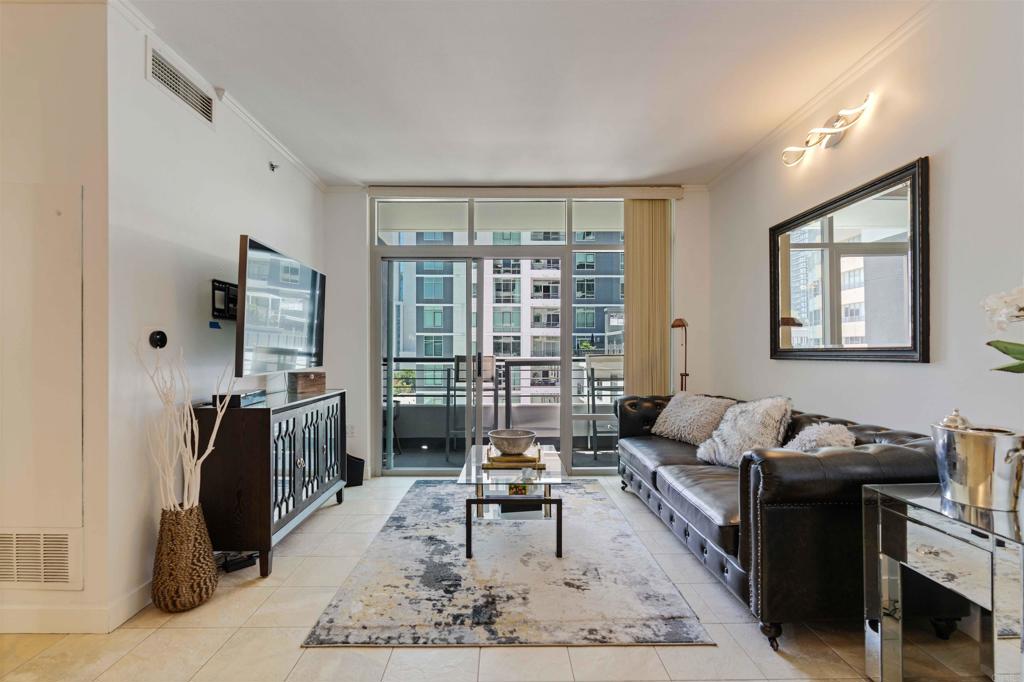 NEWLY AVAILABLE REMODELED UNIT IN AQUA VISTA BUILDING. 2B & 2B POOL LEVEL SAME FLOOR - ENJOY ALL AMENITIES AND BE IN THE HEART OF LITTLE ITALY IN SAN DIEGO. SCHEDULE YOUR TOUR NOW!