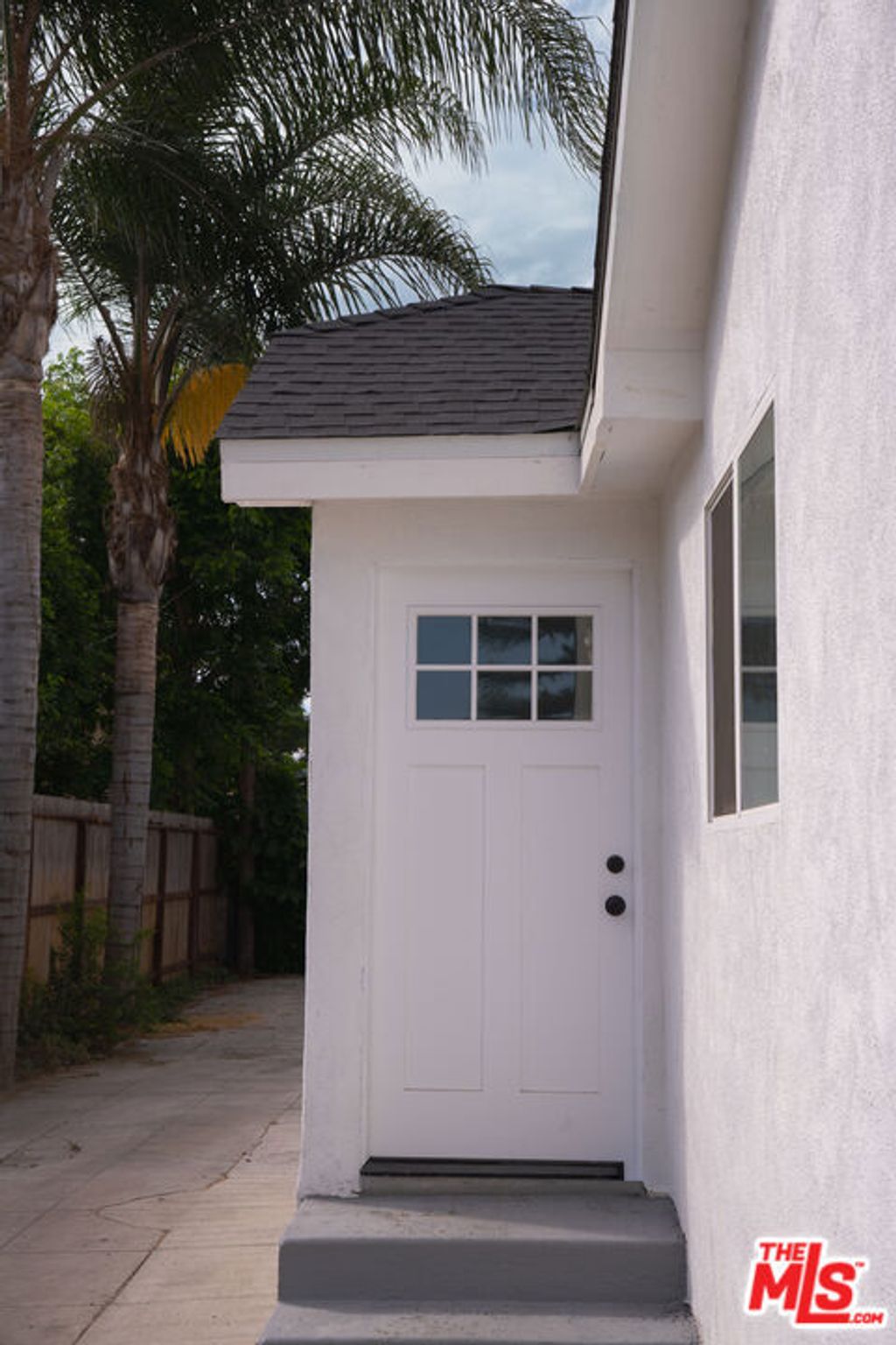 Photo of 2741 S Rimpau Boulevard, Los Angeles, CA 90016 (MLS # 25598723)