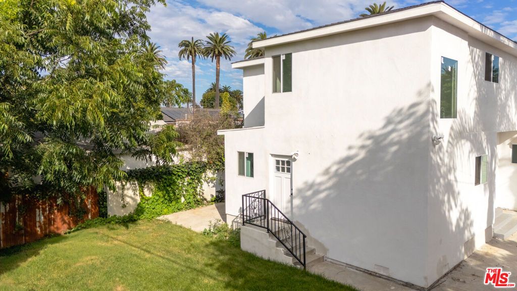 Photo of 2741 S Rimpau Boulevard, Los Angeles, CA 90016 (MLS # 25598723)