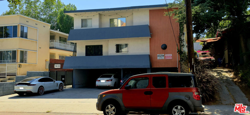 1433 N Martel Avenue