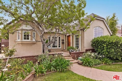 Photo of 829 S Mullen Avenue, Los Angeles, CA 90005 (MLS # 26687959)