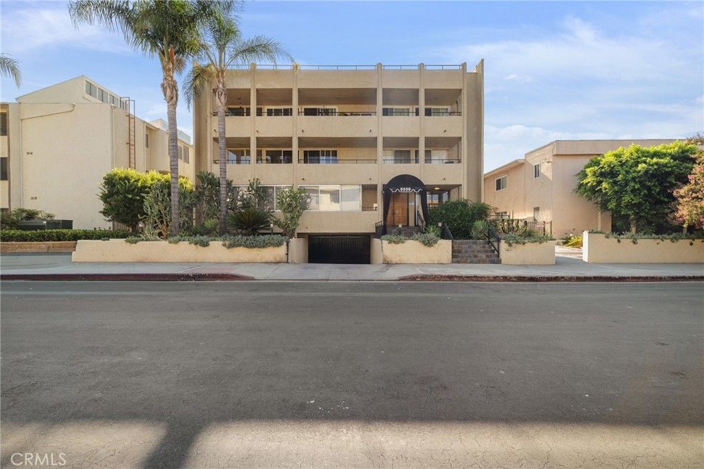 Photo of 5339 Newcastle Avenue #112, Encino, CA 91316 (MLS # SR25185413)