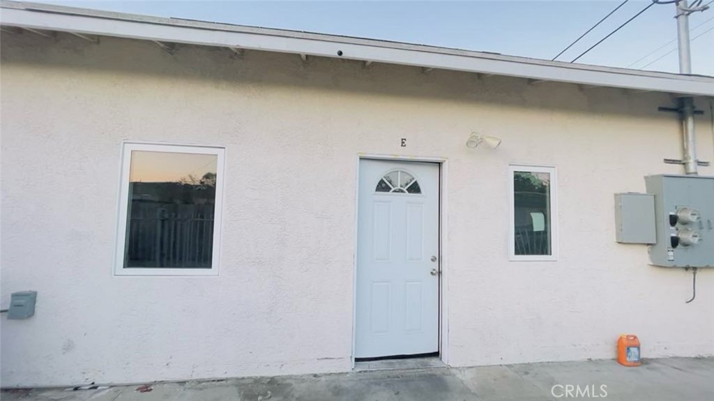 Now Available for Lease in West Long Beach! This newly updated 3-bedroom, 2-bathroom residence offers approximately 900 square feet of bright, modern living space. Step inside to find an open and inviting layout with recessed lighting, fresh paint, and wood-style flooring throughout. The contemporary kitchen features sleek cabinetry, quartz-style countertops, and a gas range with hood — perfect for everyday cooking. Each bedroom is comfortably sized with ample natural light and energy-efficient windows. Both bathrooms are fully updated with modern vanities, fixtures, and spacious walk-in showers. The home also features a private entry and is part of a well-maintained property in a residential neighborhood. Conveniently located near parks, public transportation, dining, and freeway access, this is a rare opportunity to lease a turnkey home in a central Long Beach location.