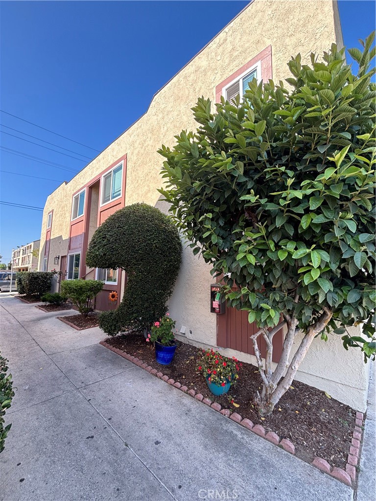 1610 W Civic Center