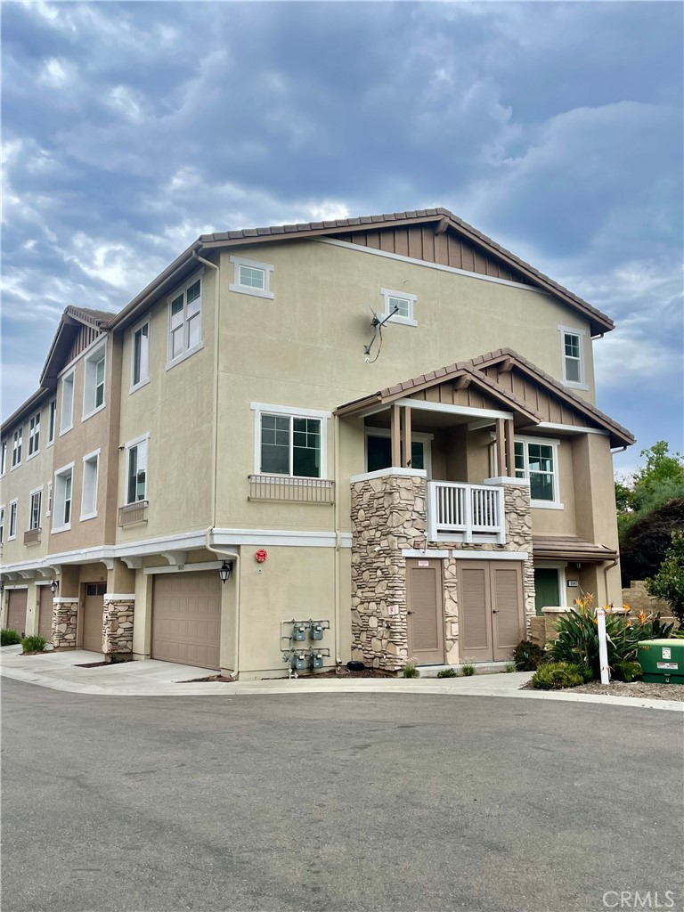 Discover this beautifully updated 3-bedroom, 2.5-bath end-unit townhome in the highly sought-after, gated Sky Ranch community of Santee. Offering 1,885 sq ft of light-filled living space, this residence blends modern finishes with comfort and convenience.
Step inside to soaring ceilings, an open-concept layout, and abundant natural light. The spacious kitchen features quartz countertops, a walk-in pantry, and generous cabinetry—perfect for everyday living or entertaining. Relax in the inviting living area with recessed lighting and surround-sound wiring, or retreat to the serene primary suite with a walk-in shower, dual vanity, and ample closet space.
Enjoy outdoor living on your private balcony, plus access to resort-style amenities including a sparkling pool, spa, clubhouse, playground, and BBQ areas. A two-car attached garage, plentiful guest parking, and quick freeway access (67 & 52) make commuting easy while still enjoying the charm of Santee.
Whether you’re seeking a family-friendly home or a stylish retreat with room to host, this property delivers the best of comfort, convenience, and community.