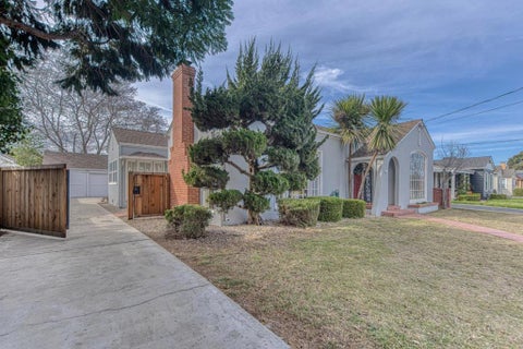 Photo of 160 Lorimer Street, Salinas, CA 93901 (MLS # ML82066012)