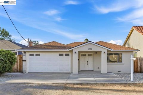 Photo of 4519 EDWARDS LN, Castro Valley, CA 94546 (MLS # 41127902)