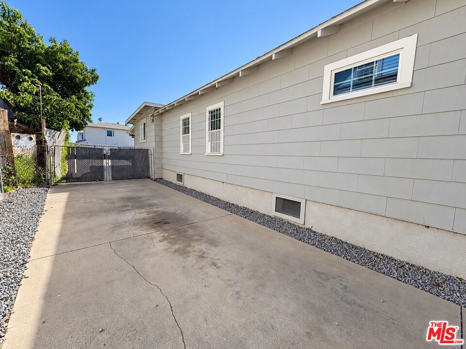1528 W 36th Street